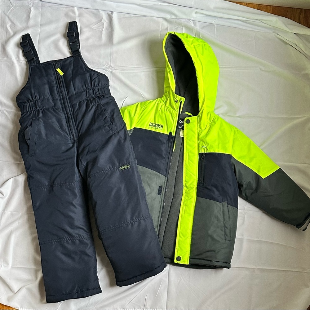 Children's Oshkosh Snowsuit Boys - label says large but it fits like a 7.